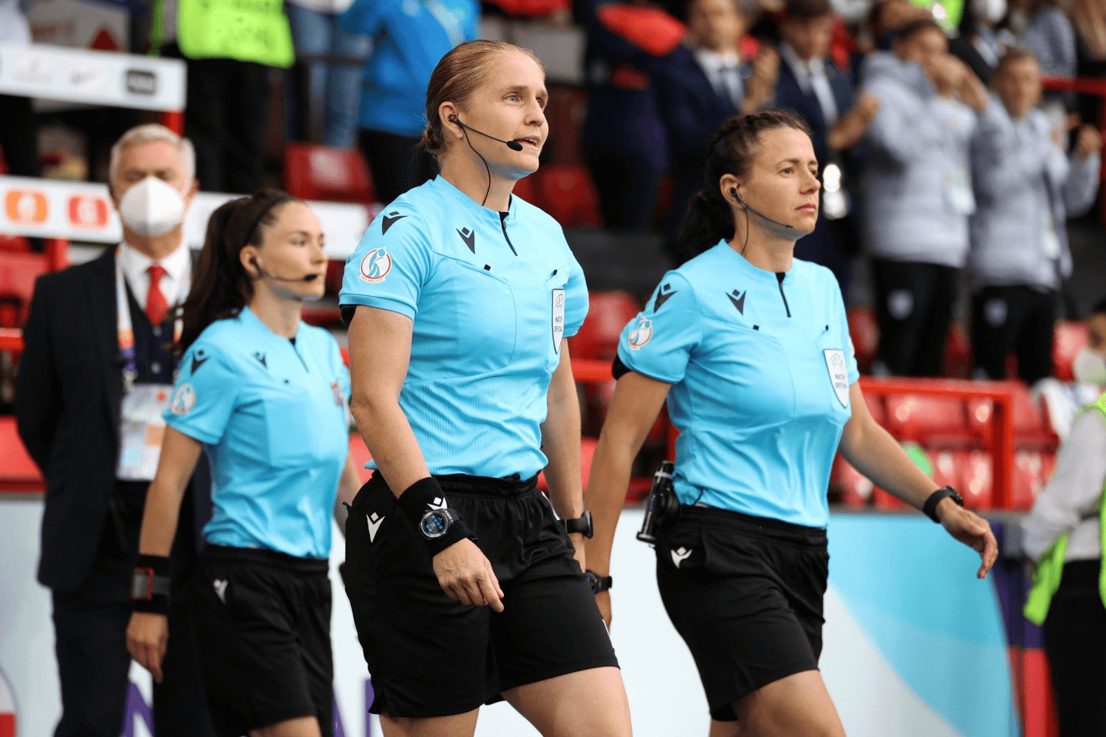 Schiri-Trio mit Esther Staubli läuft ins Stadion 