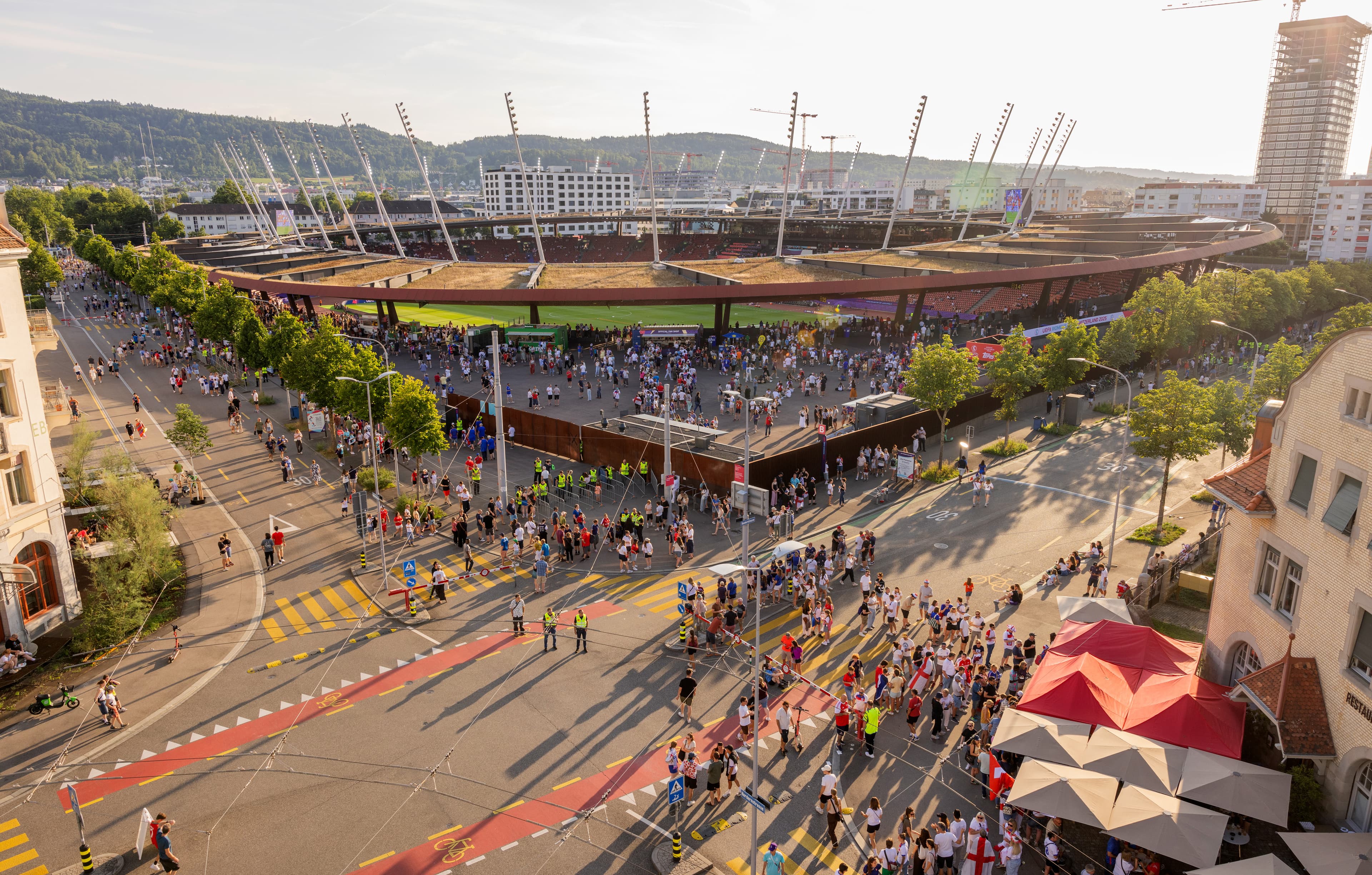 Fans vor dem Stadion Letzigrund